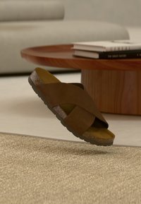 Επιλέχθηκε, dark brown