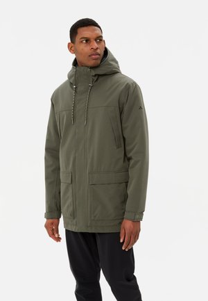 Veste imperméable vert olive avec une fermeture éclair sur le devant, capuche réglable, deux grandes poches avant et une texture lisse et mate.