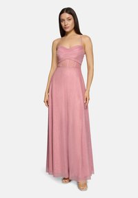 Rosa Maxikleid mit Spaghetti-Trägern, das einen enganliegenden, durchsichtigen Oberkörper und einen fließenden Rock mit subtilen Schimmerdetails zeigt.