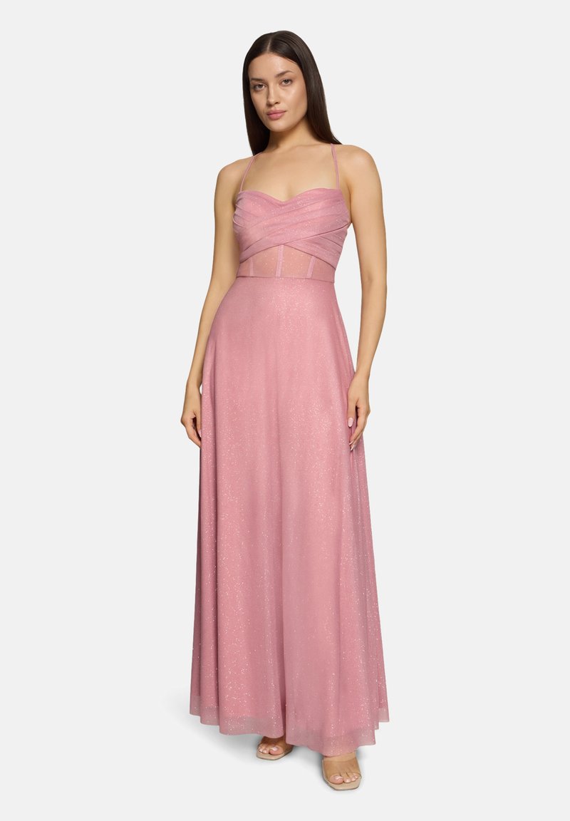 Rosa Maxikleid mit Spaghetti-Trägern, das einen enganliegenden, durchsichtigen Oberkörper und einen fließenden Rock mit subtilen Schimmerdetails zeigt.