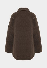 Brun fleecejakke, struktureret materiale, lange ærmer, afslappet pasform og krave. Har en lomme med et rundt detaljer.
