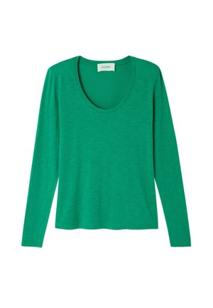 Roheline pikkade varrukatega pluus, painduv kaelus, sile kootud kangas, esitatud lahtiselt, etiketiga kaeluse juures nähtav.