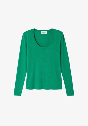 Roheline pikkade varrukatega pluus, painduv kaelus, sile kootud kangas, esitatud lahtiselt, etiketiga kaeluse juures nähtav.