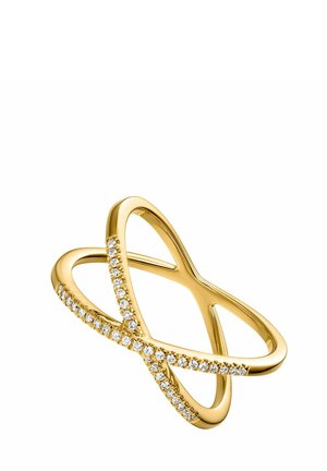 Anillo de oro con diseño entrelazado, que presenta pequeñas piedras claras a lo largo de una de sus bandas. La textura suave y el acabado pulido realzan su apariencia.