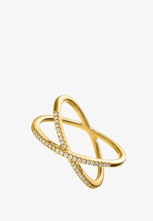 Anillo de oro con diseño entrelazado, que presenta pequeñas piedras claras a lo largo de una de sus bandas. La textura suave y el acabado pulido realzan su apariencia.