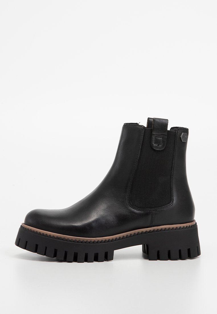 Czarny skórzany botek za kostkę z elastycznymi panelami bocznymi, okrągłym noskiem oraz masywną gumową podeszwą z głębokimi rowkami dla lepszej przyczepności.