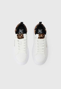 Par bijelih niskih tenisica s akcentima od leopard printa na jeziku i ovratniku, bijelim vezicama i "Just Cavalli" brandingom na stranama.
