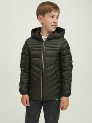 Giacca imbottita verde con cappuccio, dotata di zip frontale, zip arancione a contrasto e polsini elasticizzati. Il design a chevron trapuntato aggiunge texture.