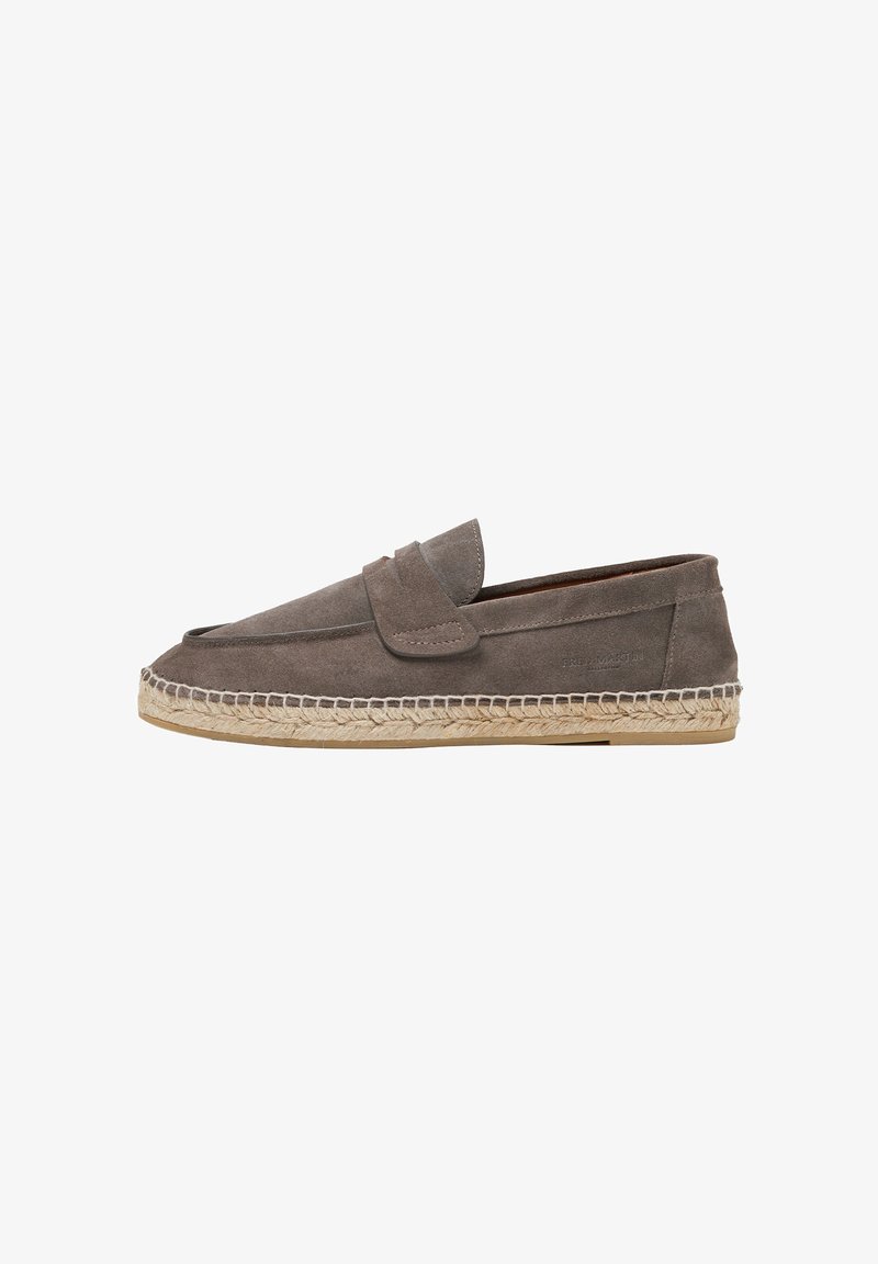Grå ruskinds slip-on sko med en rund tå, med en vævet jute mellemsål og en glat læderindvendig. Udsmykket med en stropdetalje.