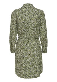 Abito a maniche lunghe con sfondo verde, motivo floreale bianco e nero, scollo a collare e dettaglio vita con fiocco.