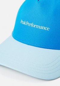 Blue cap with a light blue brim. Made of fabric, featuring a peak with flat stitching and "PeakPerformance" logo in white.