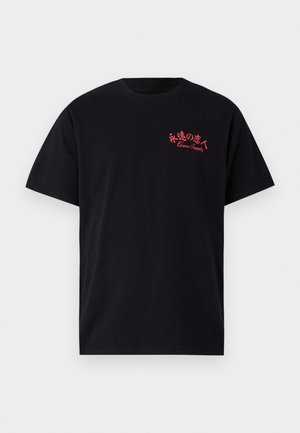 Schwarzes Baumwoll-T-Shirt mit kurzen Ärmeln, versehen mit einem roten Textdruck auf der linken Brust. Klassischer Rundhalsausschnitt und schlichtes Design.