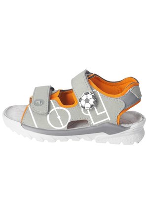 Grijze synthetische sandaal met oranje voering, dubbele klittenbandsluitingen, een voetbaldetail, een open teenontwerp en een gestructureerde witte zool.
