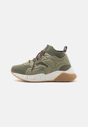 Enkele olijfgroene en beige hoge sneaker met gebreide bovenkant, witte gespikkelde tussenzool, buitenzool van gum rubber en "Stella McCartney" branding aan de zijkant.