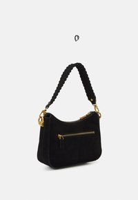 Czarna skórzana torebka o zaokrąglonym kształcie, z plecionym paskiem na ramię i złotymi akcentami zamka błyskawicznego. Posiada jedną zewnętrzną kieszeń na zamek.