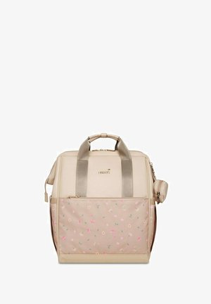Beiger Rucksack mit floralem Muster, zwei oberen Tragegriffen, vorderer Reißverschlusstasche, Seitentasche und goldfarbenen Reißverschlussakzenten.