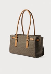 Borsa tote marrone con motivo a monogramma, manici in pelle beige, forma rettangolare e dettagli in metallo dorato. Texture liscia.