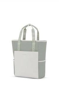 Bolso tote verde y blanco hecho de material duradero; cuenta con dos asas resistentes y un bolsillo frontal; forma rectangular moderna.