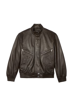 Ciemnobrązowa skórzana kurtka z kieszeniami na piersi na suwak, ściągaczami na mankietach i dole, stójką oraz zapinana na guziki z przodu.