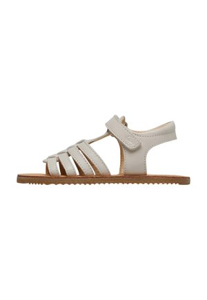 Sandales en cuir blanc avec plusieurs brides, design à talon ouvert et fermeture Velcro. Semelle en cuir texturé marron pour une traction et une flexibilité.