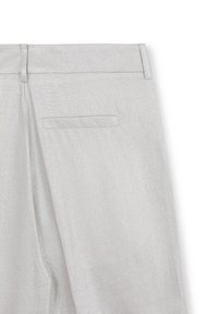 Hellgraue Hose mit strukturiertem Finish, ausgestattet mit einer Gesäßtasche und einem flachen Vorderdesign. Der Bund ist flach und hat Gürtelschlaufen.