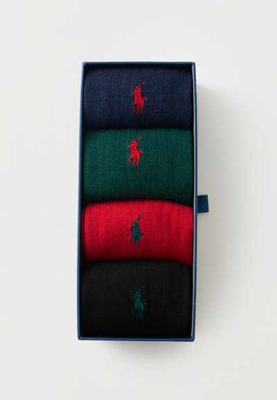 Четири сгънати плетива Polo Ralph Lauren в тъмносиньо, зелено, червено и черно с контрастни бродирани лога, подредени в синя подаръчна кутия.