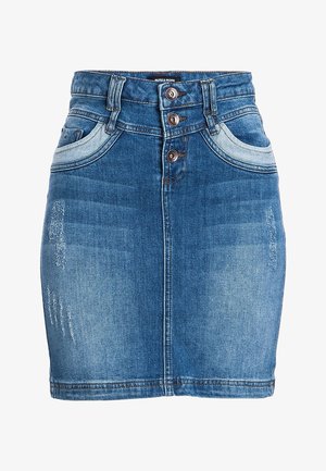 Jupe en jean bleu taille haute avec trois boutons sur le devant, zones décolorées, détails usés et poches avant avec passants de ceinture.