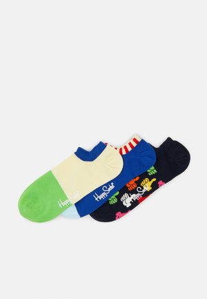 Trois paires de chaussettes de cheville : vert et beige, bleu, et bleu marine foncé avec des motifs colorés. Fabriquées en coton avec des bords côtelés et un logo.