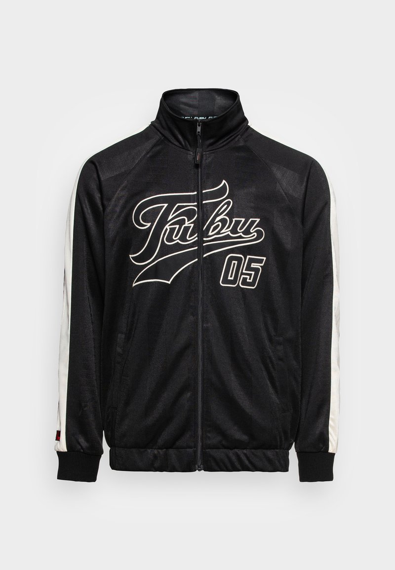 Sort zip-jakke med høj krave, hvide sidelister og "FUBU 05" logo i hvid skrift på fronten. Glat tekstur, moderne design.