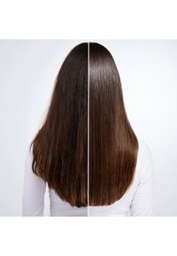 Haarvergelijking met aan de linkerkant frizzy, golvend donkerbruin haar en aan de rechterkant glad, steil donkerbruin haar, beide schouderlang.