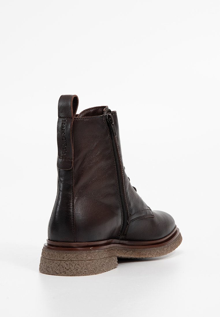 Braune Leder-Ankle-Boots mit seitlichem Reißverschluss, strukturiertem Obermaterial und leichter Korksohle. Verfügt über eine Zuglasche an der Ferse für ein einfaches Anziehen.