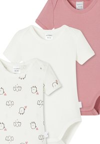 Drei Babybodysuits: einer weiß mit Cartoon-Mustern, einer softrosa und einer hellrosa. Hergestellt aus Bio-Baumwolle, mit kurzen Ärmeln und Druckknopfverschlüssen.