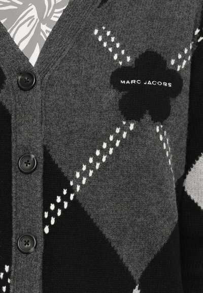 Grå og svart argyle cardigan med ribbestruktur, med fire svarte knapper og en hvit "Marc Jacobs"-logo blant blomsterdetaljer.
