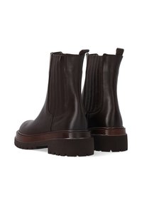 Hnědé kožené chelsea boty s elastickými bočními panely, robustní podrážkou a hladkým povrchem s minimálními detaily.