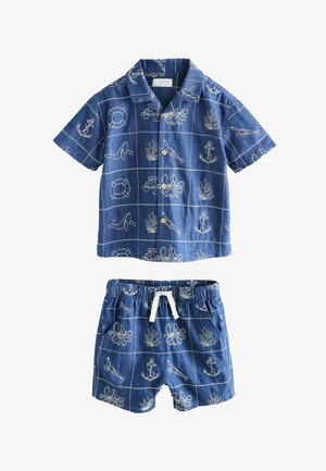 Plava košulja kratkih rukava s gumbima i set kratkih hlača s bijelim crtežima na temu nautike i elastičnim pojasom na hlačama s bijelim vezicama.