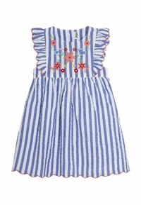 Vestido a rayas azul y blanco con acentos de volantes en los hombros, bordado floral en rosa y rojo, y un dobladillo ondulado.