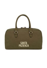 Borsa verde oliva in materiale liscio, con due manici, dettagli in metallo dorato e la scritta "SANTA PAZIENZA" stampata in bianco sul davanti.