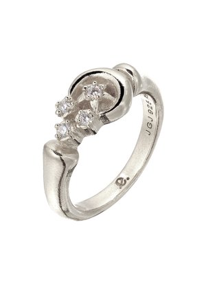 Bague en argent avec un motif tourbillonnant comportant quatre petites pierres précieuses rondes et claires serties sur une bande incurvée.