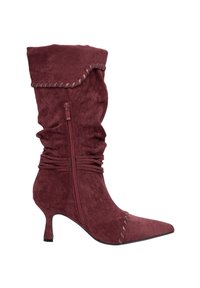 Bottines en daim bordeaux au design décontracté, avec un bout pointu et une fermeture éclair latérale. Elles présentent des coutures décoratives et un talon modeste.