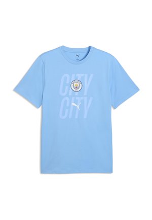 Lyseblå kortærmet skjorte med teksten "CITY CITY", Manchester City fodboldklubs emblem og hvid Puma-logo på fronten i midten.
