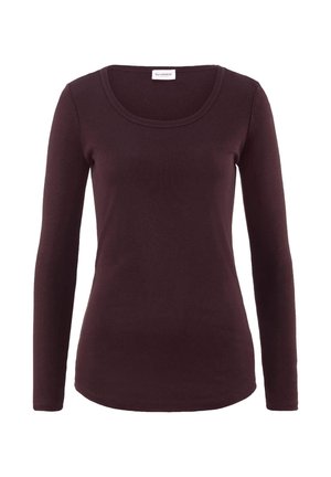 Top lungo bordeaux a maniche lunghe realizzato in tessuto morbido, caratterizzato da un collo rotondo, design aderente e texture liscia senza motivi o dettagli.