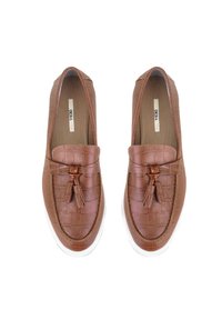 Bruine leren loafers met krokodillenstructuur, met een voorste kwast en witte rubberen zool, ontworpen voor gemakkelijk aan- en uittrekken.