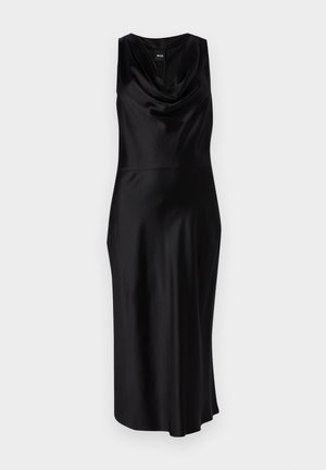 Robe noire en satin à longueur de genoux avec un décolleté en cowl et une silhouette ajustée, présentant une texture lisse et des éléments de design minimaux.