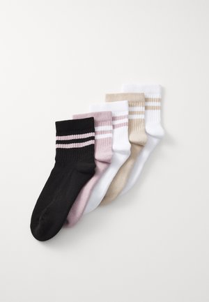 Fem par med ankelsokker i svart, rosa, hvit, beige og lys beige, med kontrasterende striper nær den ribbede mansjetten.