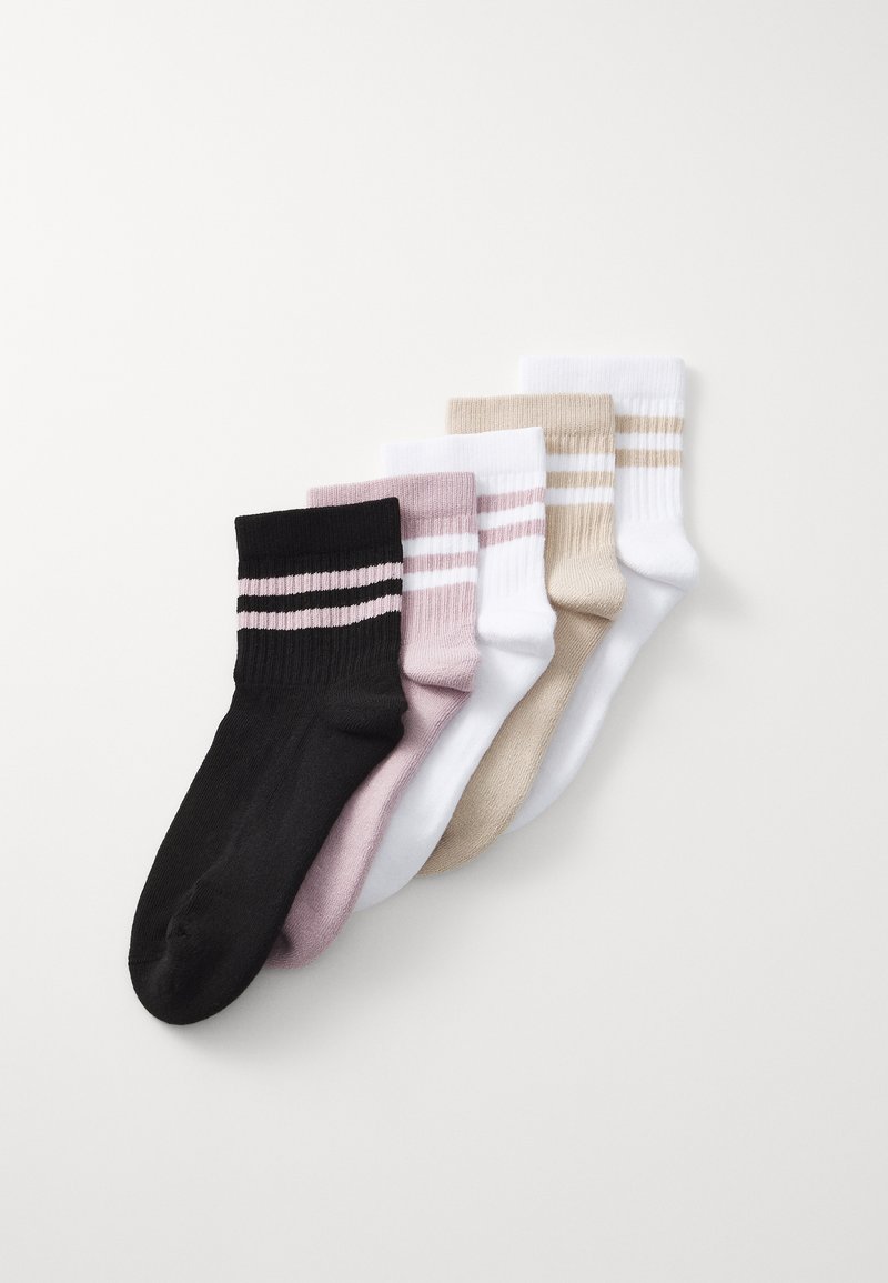 Cinque paia di calzini alla caviglia in nero, rosa, bianco, beige e beige chiaro, con strisce a contrasto vicino al bordo a coste.