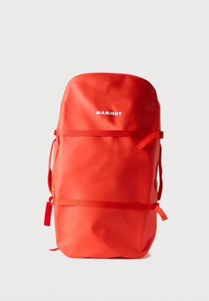 Φωτεινό κόκκινο σακίδιο πλάτης Mammut με δύο οριζόντιους ιμάντες συμπίεσης και τράβηγμα φερμουάρ σε απλό λευκό φόντο.