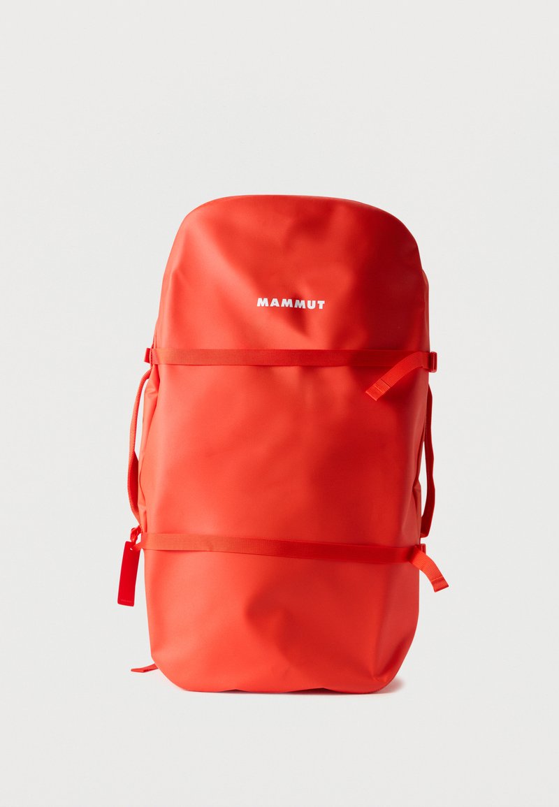 Φωτεινό κόκκινο σακίδιο πλάτης Mammut με δύο οριζόντιους ιμάντες συμπίεσης και τράβηγμα φερμουάρ σε απλό λευκό φόντο.