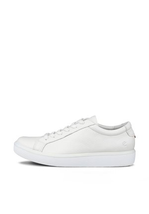 Sneaker in pelle bianca a taglio basso con lacci anteriori, suola strutturata e logo discreto vicino al tallone, mostrata su sfondo bianco.