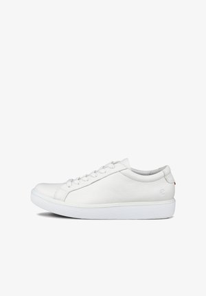 Sneaker in pelle bianca a taglio basso con lacci anteriori, suola strutturata e logo discreto vicino al tallone, mostrata su sfondo bianco.