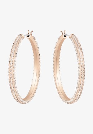 Rosengold Creolen, die mit klaren Kristallen am äußeren Rand verziert sind und eine glatte, reflektierende Innenfläche aufweisen.